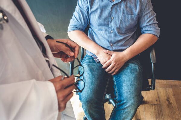 muž s príznakmi prostatitídy pri návšteve lekára